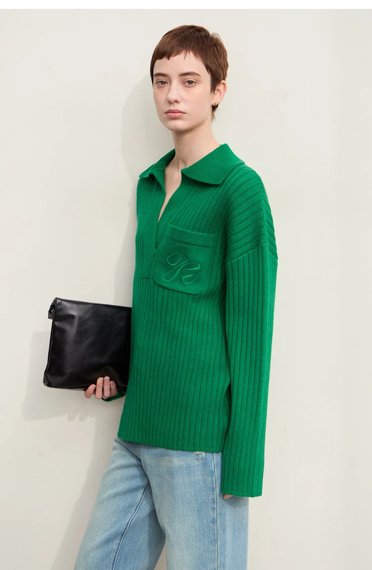 Grüner Strickpullover mit Reverskragen, Brusttasche und gerippter Oberfläche