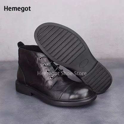 Hochschaftige Herrenboots aus schwarzem Leder mit Profilsohle, Schnürverschluss