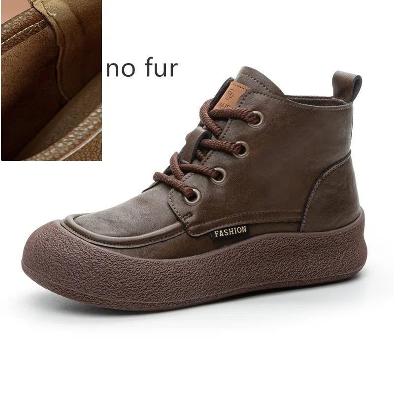 Damen-Knöchelboots mit Rundspitz, Schnürung ohne Fell, flache Profilsohle; braune Optik.