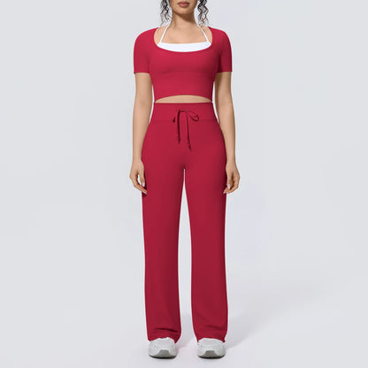 Rotes Yoga-Set: kurzes Crop-Top und weite Hose mit Kordelzugbund
