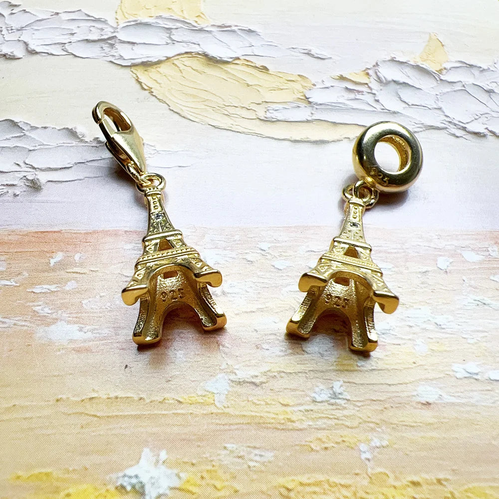Eiffelturm-Charm-Anhänger, vergoldet, zwei Ansichten mit Aufhänge-Öse