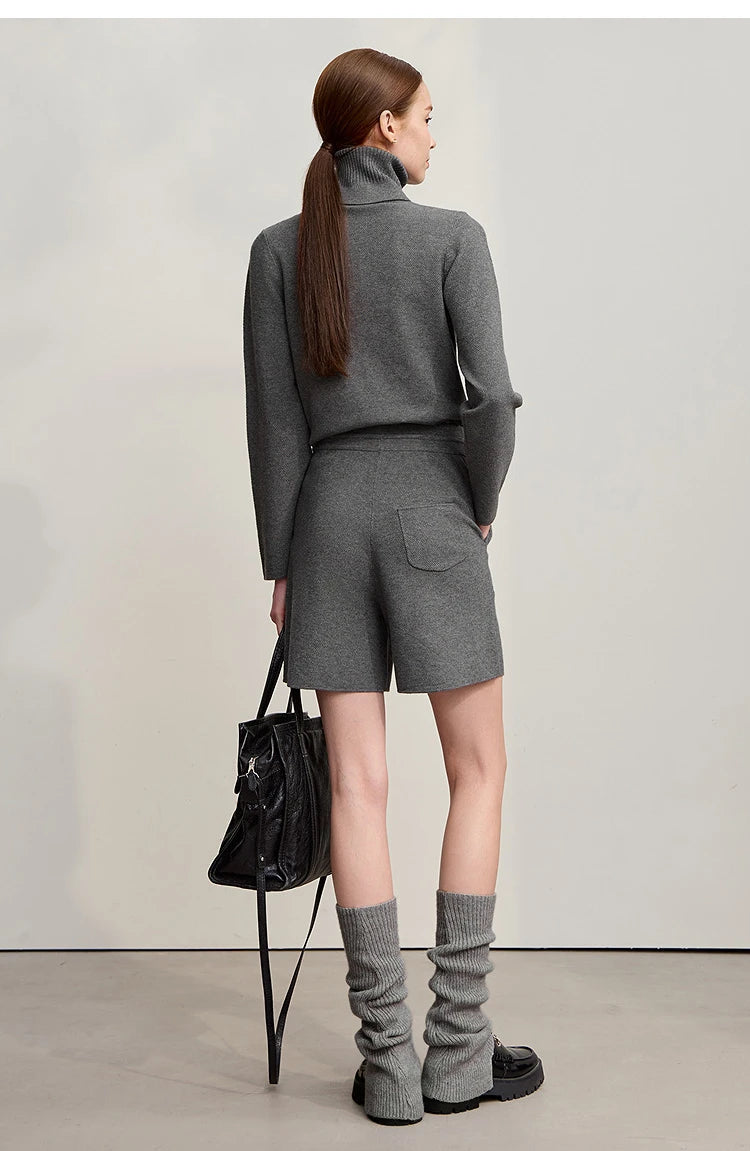 Graue Strickshorts für Damen in Seitenansicht mit Bindeband