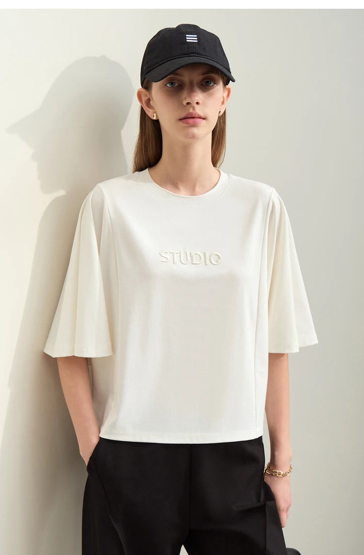Damen T-Shirt mit elastischen Flare-Ärmeln und Perlen-Stickerei im minimalistischen Stil