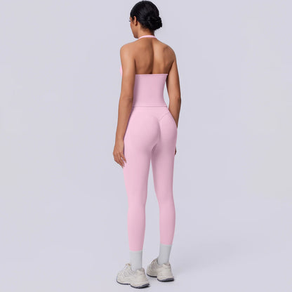 Nahtloses Yoga-Set in Rosa: Rückenansicht mit Trägershirt und 7/8-Leggings.