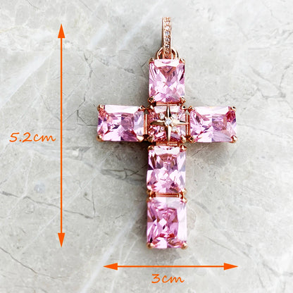 Kreuz-Anhänger mit rosafarbenen Kristallen in roségoldener Fassung