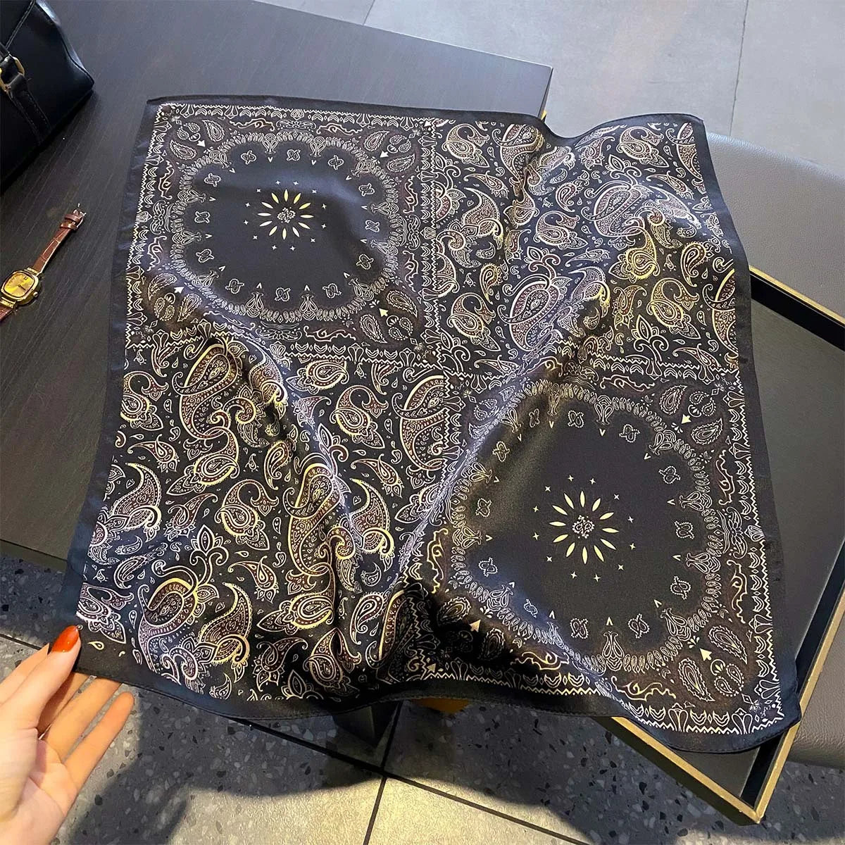 Damen Maulbeerseide Schal kariert quadratisch Halstuch Hijab Bandana bedruckt C