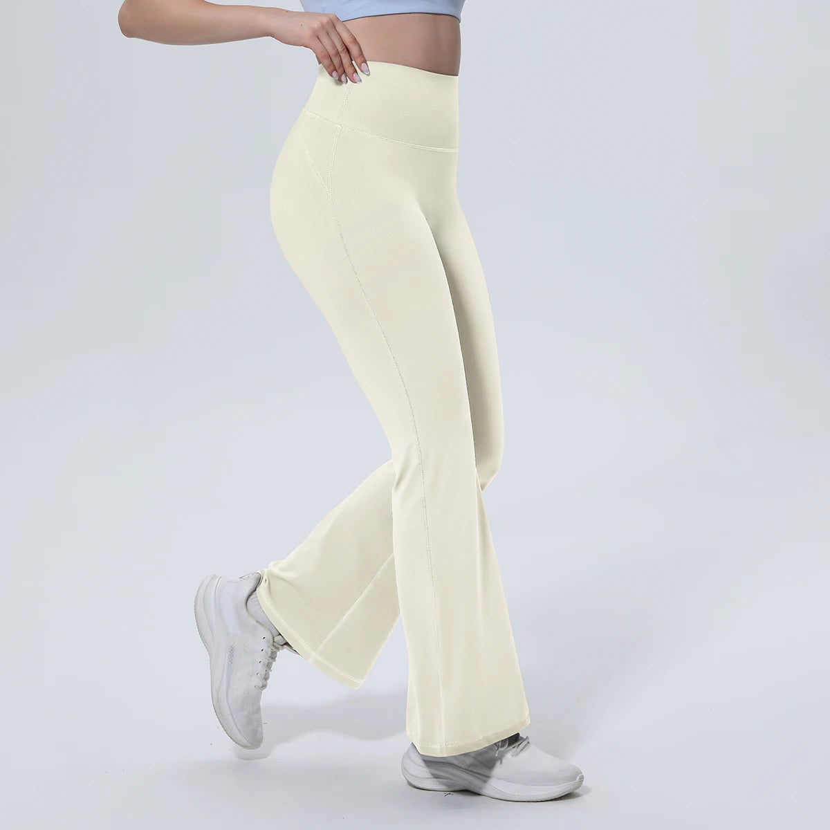 Damen-Yogahose mit hoher Taille, ausgestelltes Bein, hell cremefarben, Laufpose