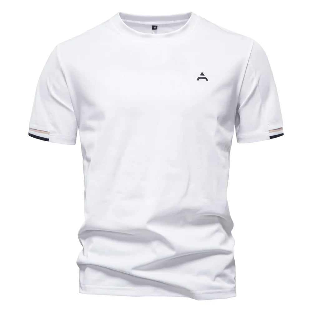 Weißes Herren-T-Shirt mit Rundhalsausschnitt und orangefarbenem Logo vorne