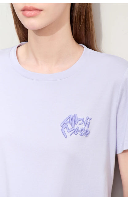 Damen T-Shirt im Minimalismus-Stil mit O-Ausschnitt und Stickerei