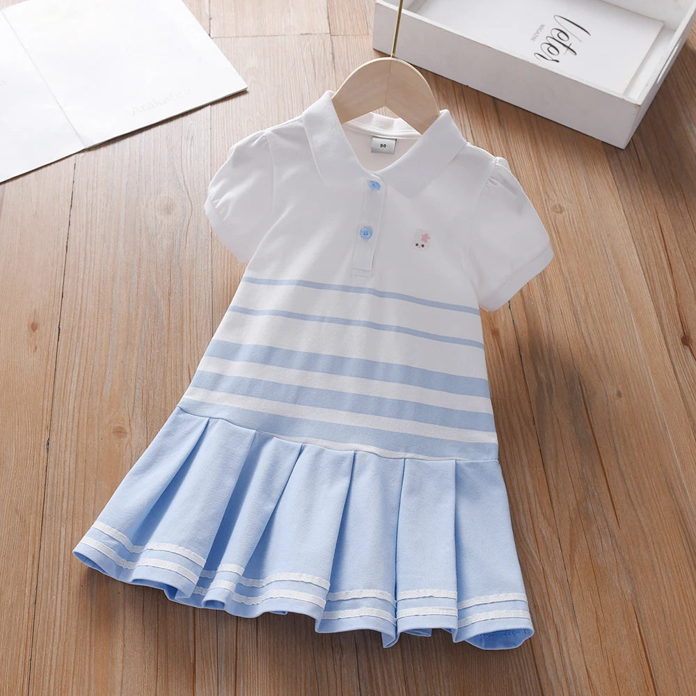 Mädchenkleid weiß/blau gestreift mit kurzem Ärmel, Knopfleiste und weit schwingendem Rock