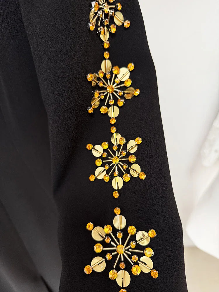 Zweiteiliges Damen-Set mit Rundhals und langen Ärmeln, verziert mit Diamant-Details, bestehend aus einem Oberteil und einem hoch taillierten Rock mit Patchwork-Taschen.