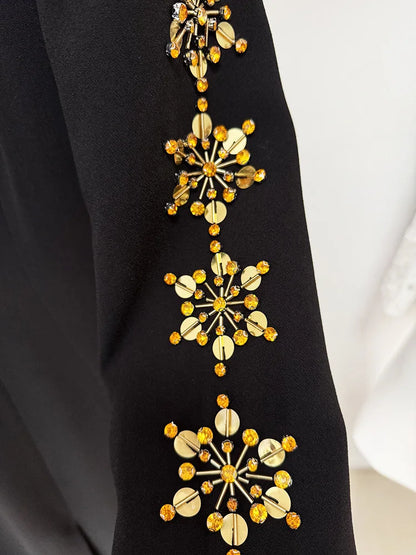 Zweiteiliges Damen-Set mit Rundhals und langen Ärmeln, verziert mit Diamant-Details, bestehend aus einem Oberteil und einem hoch taillierten Rock mit Patchwork-Taschen.