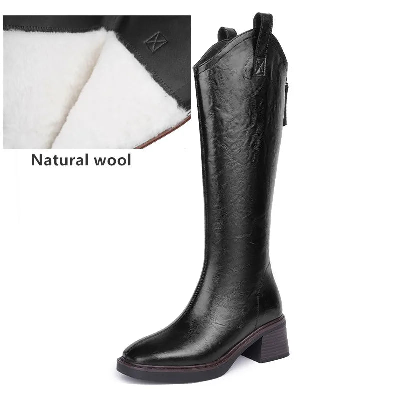Schwarzer Stiefel mit Naturwoll-Futter im Schaft und Blockabsatz