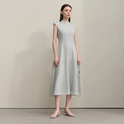Vorderansicht: ärmelloses Damen-Midikleid in Hellgrau mit Stehkragen und Kellerfalten