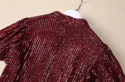 Elegantes Damenkleid mit Rundhalsausschnitt, langen Ärmeln und Perlen-Patchwork – figurbetontes Design für stilvolle Anlässe.