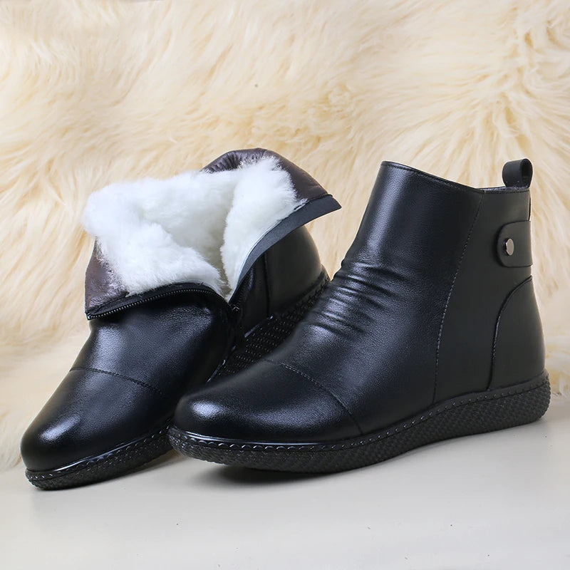 Schwarzer Snowboot aus Leder mit weißem Wollfutter, seitliche Reißverschlussnaht