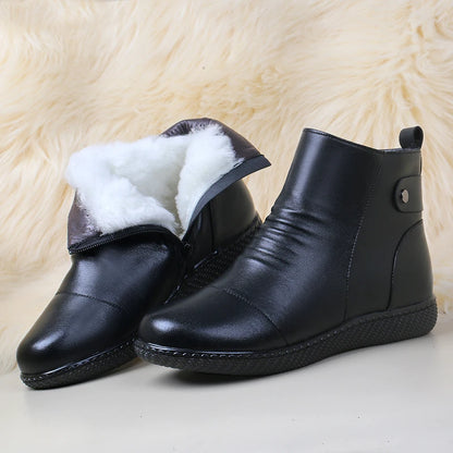 Schwarzer Snowboot aus Leder mit weißem Wollfutter, seitliche Reißverschlussnaht