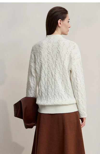 Rückansicht: gestrickter Damenpullover mit Stehkragen, weißem Strukturmuster, Langarm