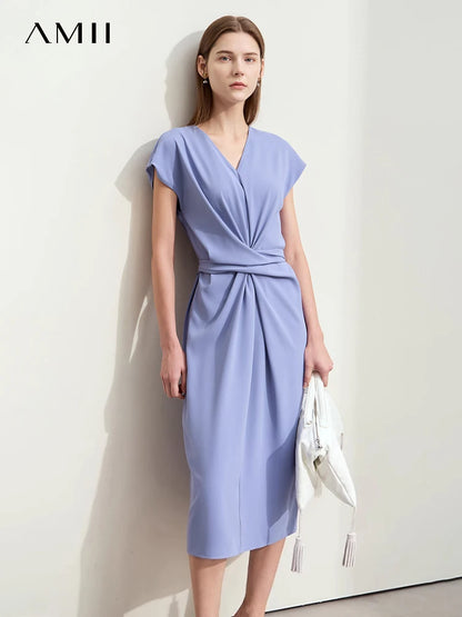 Kurzes Damenkleid mit V-Ausschnitt und strukturierter Oberfläche – ideal fürs Büro