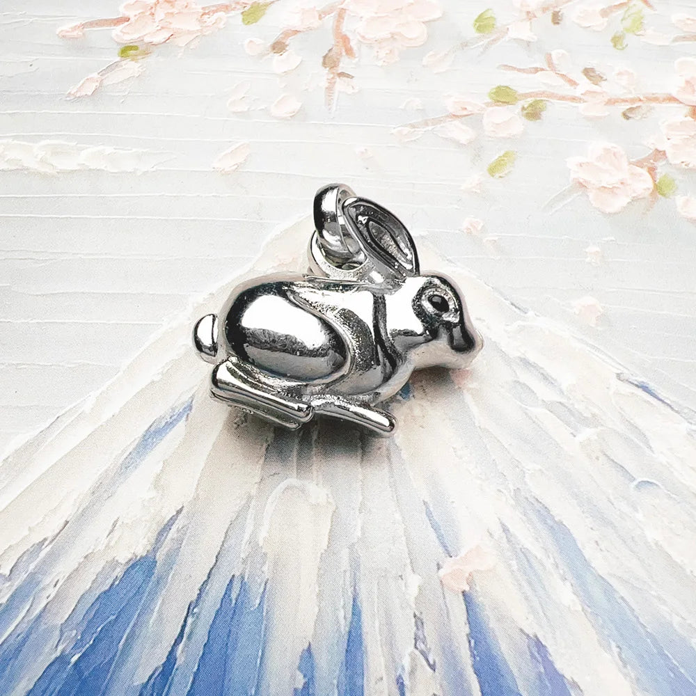 Kaninchen-Anhänger aus 925 Sterlingsilber mit detaillierter Vorderansicht, silberfarben