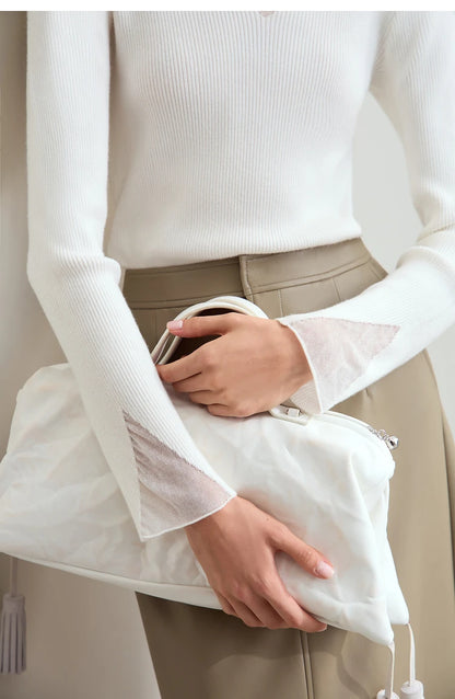 Damen Rollkragenpullover mit transparentem Panel aus der Winterkollektion 2024
