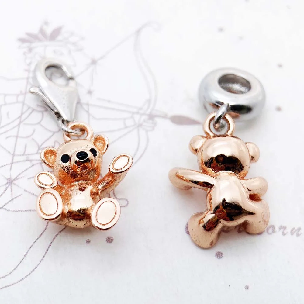 Teddybär-Charm-Anhänger im Detail: Bärenkopf in Roségold mit Silberöse