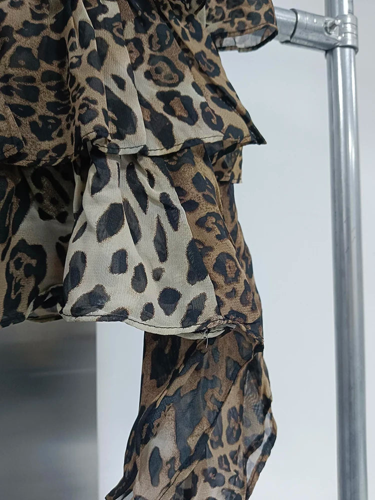Elegantes Damenkleid mit Rundhalsausschnitt, kurzen Ärmeln und Patchwork-Design mit Quasten und Falten.