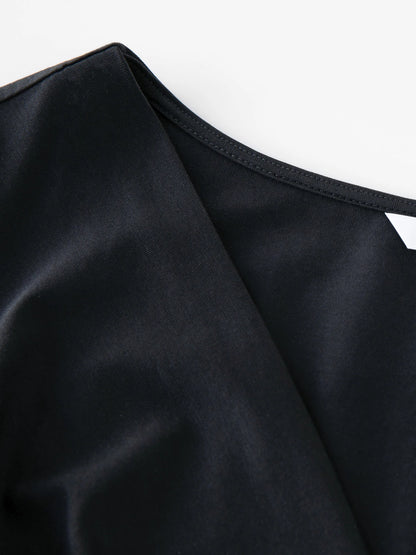 Damen-T-Shirt aus Baumwolle mit V-Ausschnitt und kurzen Ärmeln in vier Farben, mit Falten-Design an der Schulter.