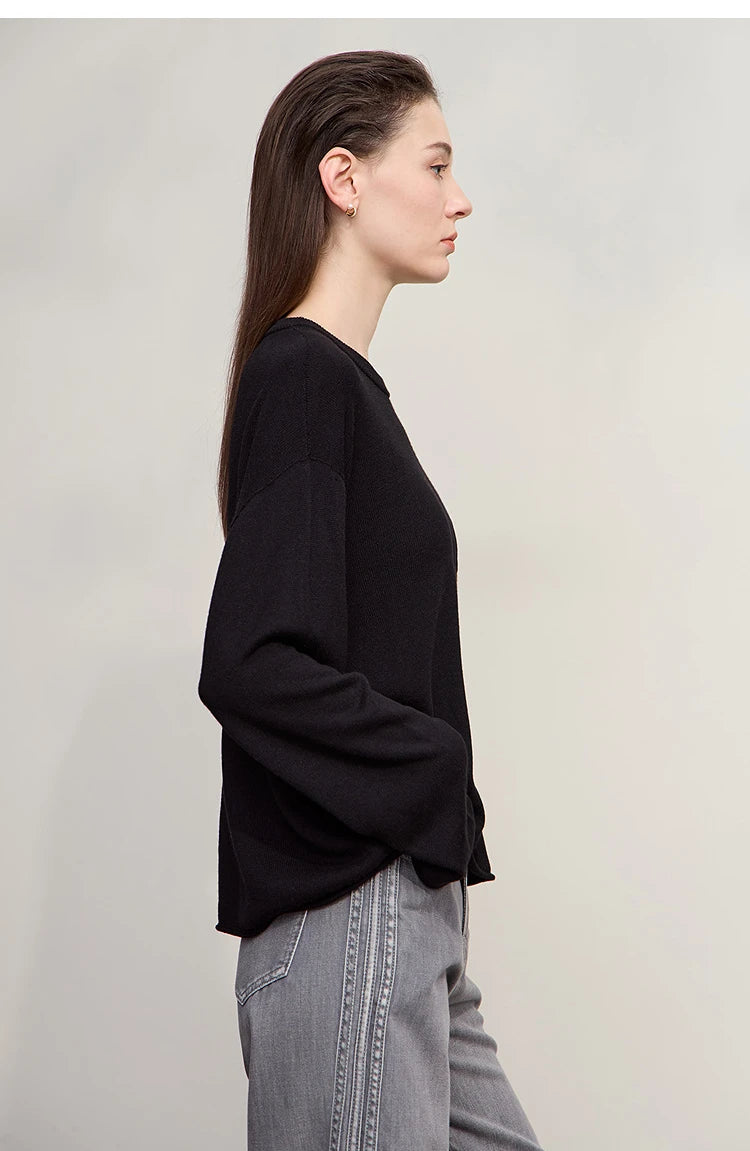 AMI Damen-Pullover schwarz, Rundhals, lange Ärmel, schmale Ärmelbündchen, Seitenansicht