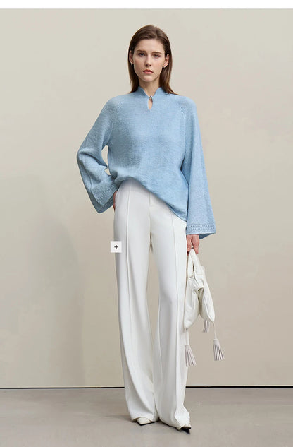 Damen-Wollpullover in Hellblau mit Stehkragen und Cut-Out am Ausschnitt, lange Ärmel.