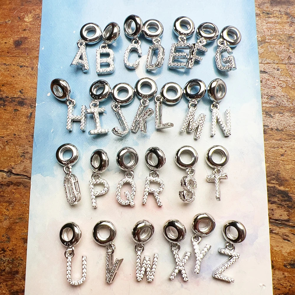 Buchstaben-Charm-Anhänger im Set: A, B, C, D und weitere, silberfarben mit Steinen