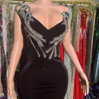 Schulterfreies ärmelloses Damenkleid mit Patchwork-Design und Falten – figurbetont und elegant