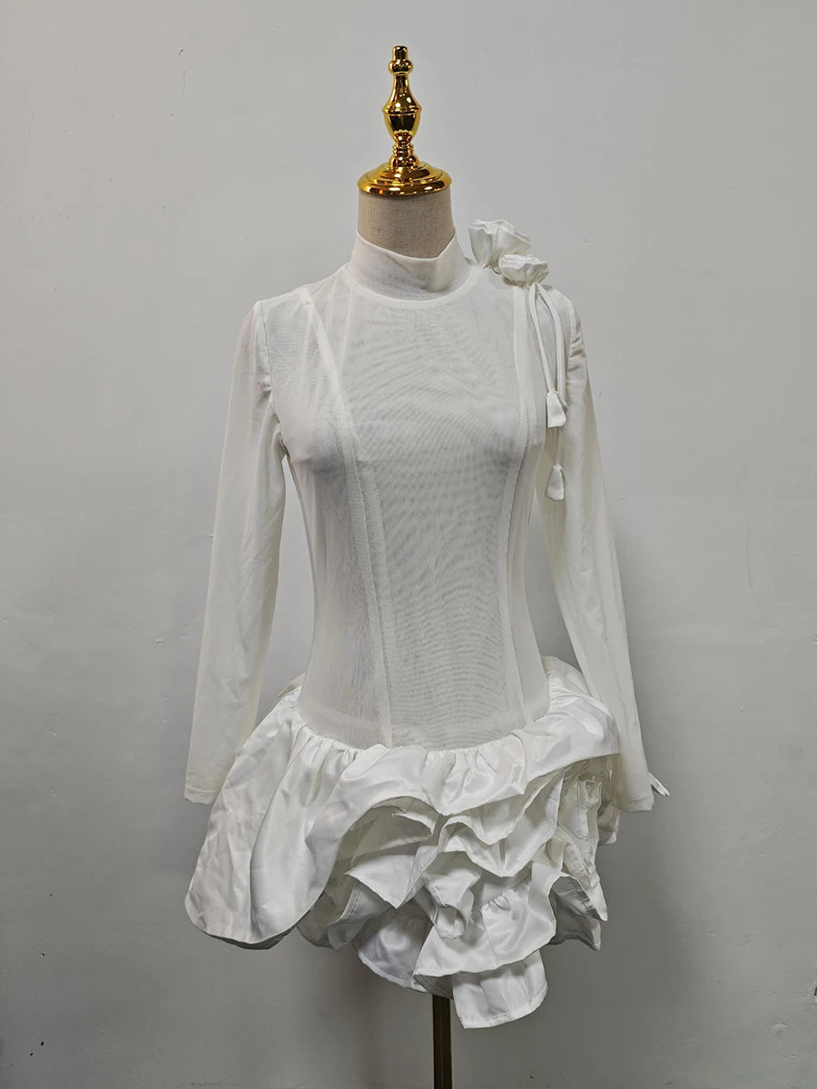 Elegantes Damen-Kleid mit Reverskragen, langen Ärmeln und Patchwork-Design – figurbetont und stilvoll.