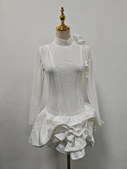 Elegantes Damen-Kleid mit Reverskragen, langen Ärmeln und Patchwork-Design – figurbetont und stilvoll.