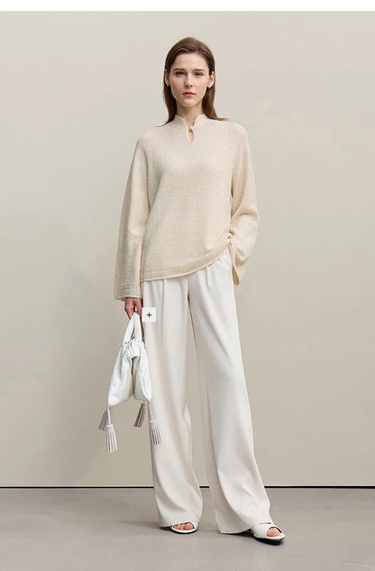 Beiger Wollstrickpullover mit Stehkragen und Cut-out; lockere Passform zur Hose