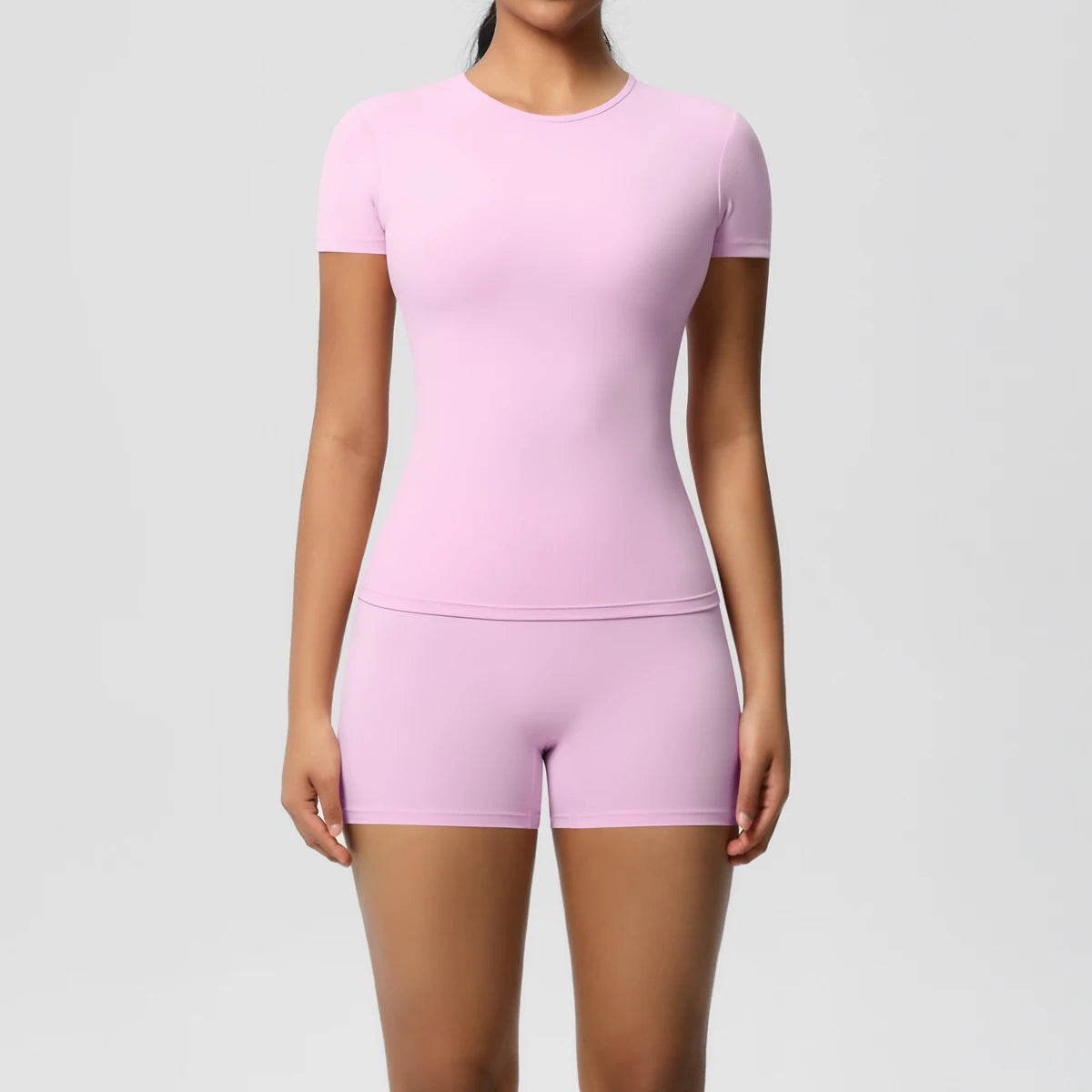 Fitness-Set in Rosa: Kurzarm-Top und Bike-Shorts, körpernah, mit kurzen Beinen