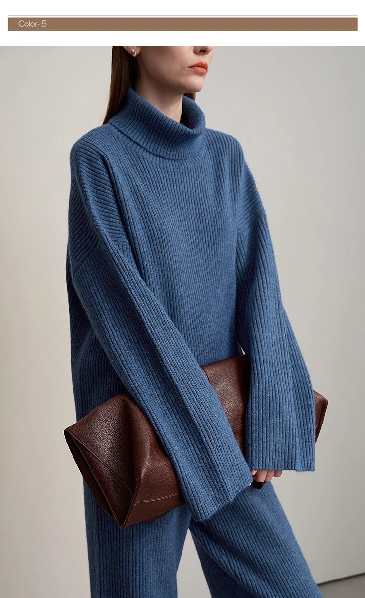 Blaues Damen-Set: Rollkragenpullover mit weiter Hose, Dreiviertelansicht