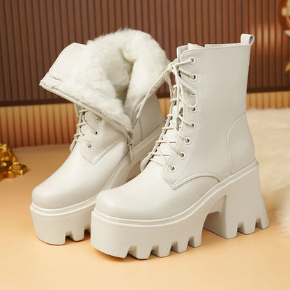 Paar hellbeige Damen-Winterstiefeletten mit Schnürung, Wollefutter und Plateau-Blockabsatz