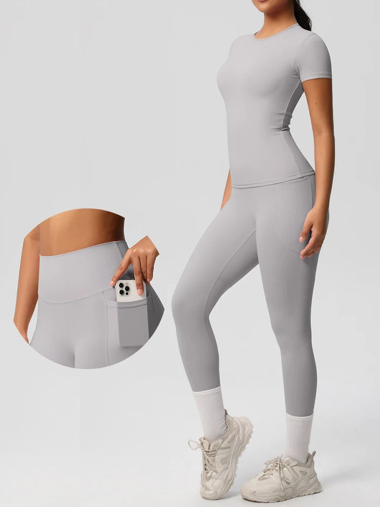 Yogaanzug (2-teilig) in Hellgrau: enges T-Shirt und Leggings, mit Taschen-Detail