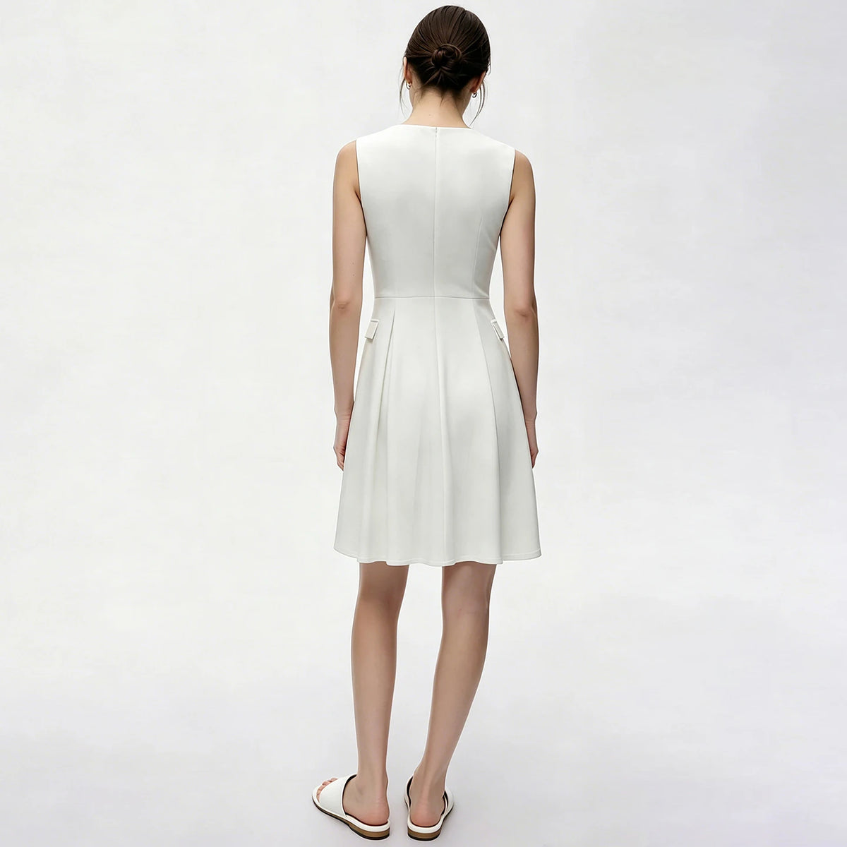 Off-White ärmelloses Midi-Kleid, Rückansicht mit Taillennaht