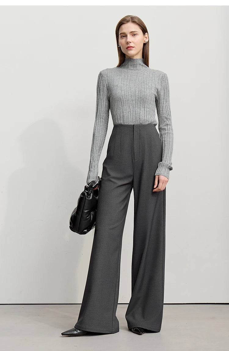 Damen-Wollpullover mit Stehkragen, grau, gerippt, mit weitem Look über Hose getragen