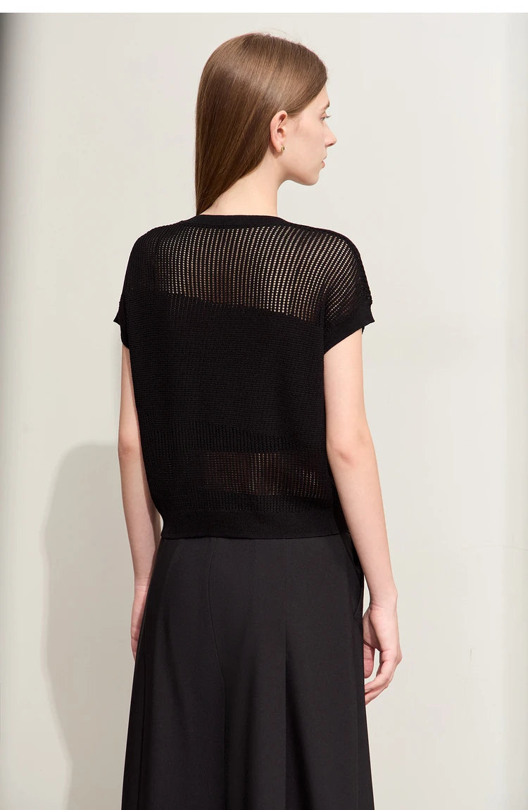 Damen-Wollstrickpullover Rückansicht, lockerer Sitz, kurzer Ärmel, schwarze Lochoptik