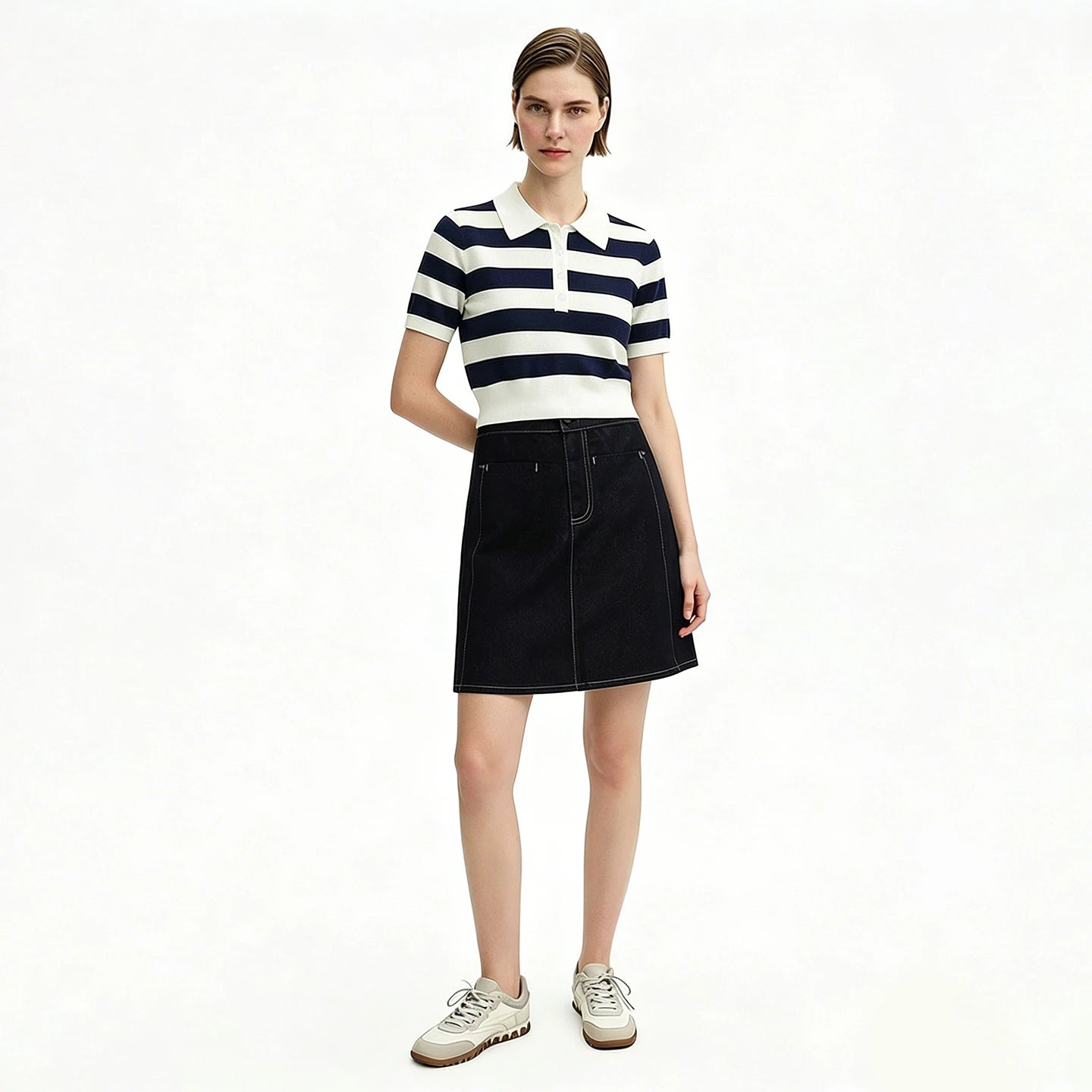 Gestreiftes Damen-Stricktop mit Polokragen, Kurzarm und Knopfleiste in Blau-Weiß