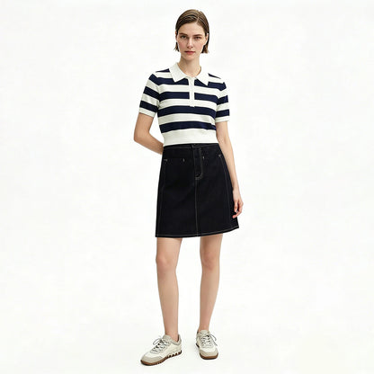 Gestreiftes Damen-Stricktop mit Polokragen, Kurzarm und Knopfleiste in Blau-Weiß