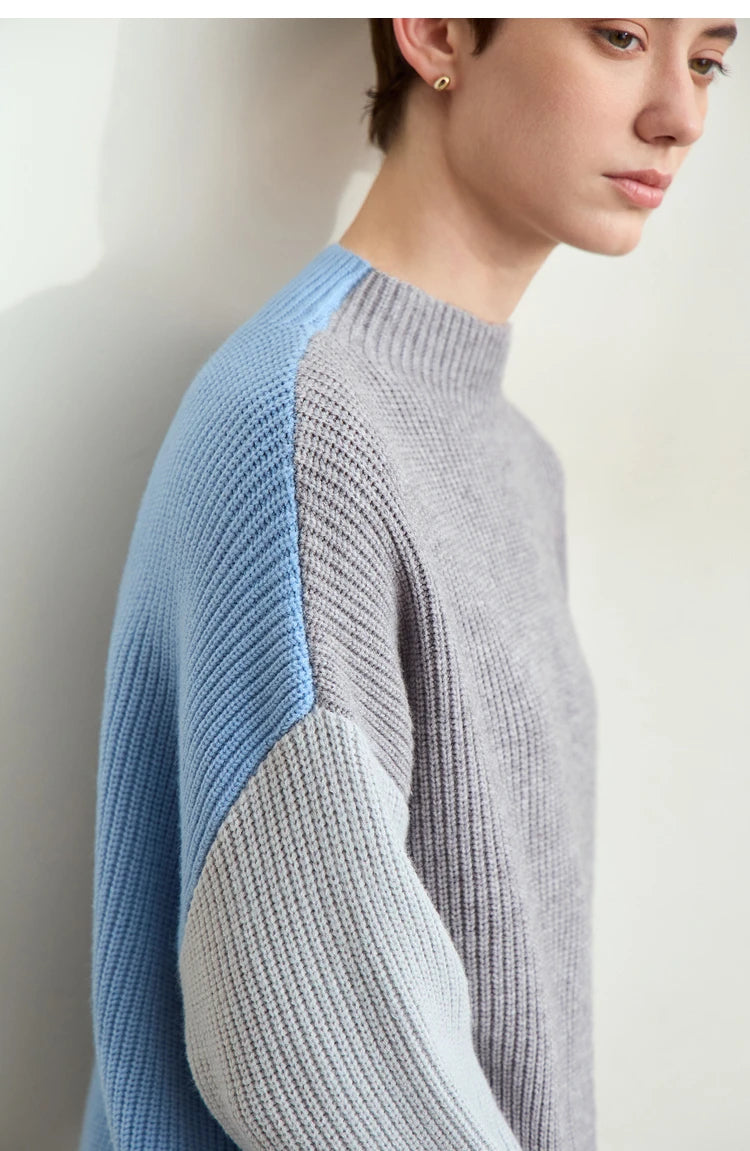 Damen-Rollkragenpullover mit Farbpatchwork: grauer Korpus und hellblauer Seiten-/Ärmelblock