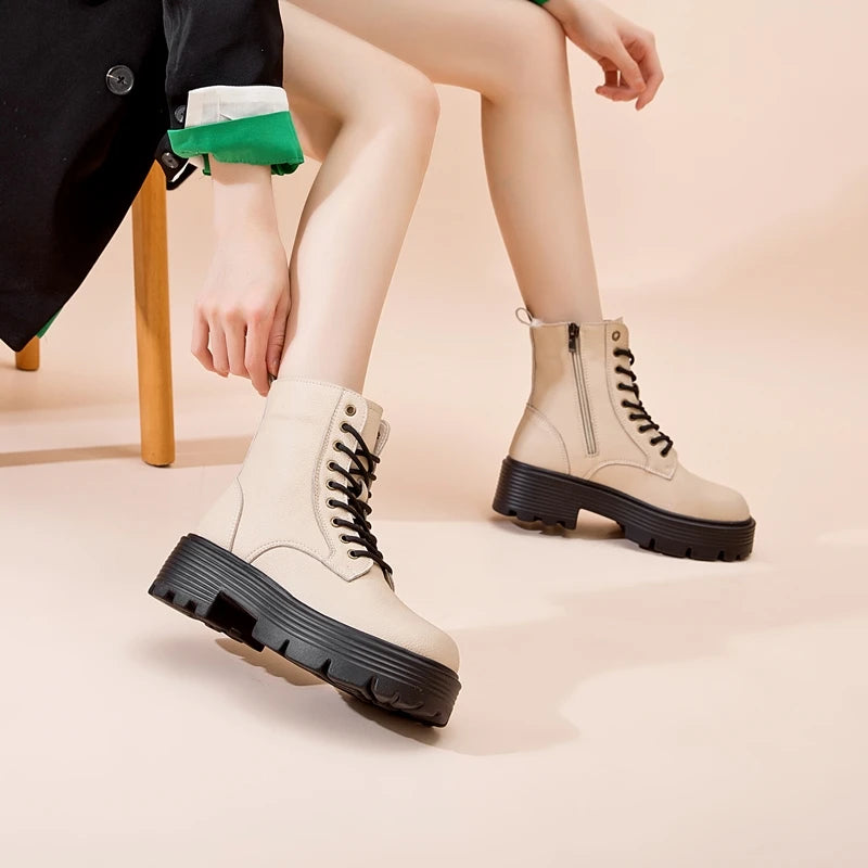 Damen-Winterstiefelette beige, Schnürung mit Zuglasche, dicke Profilsohle