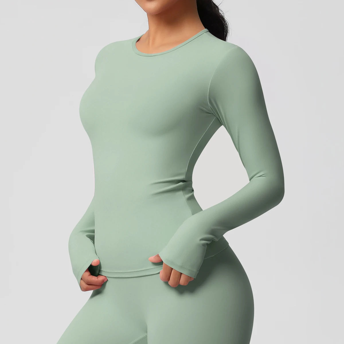 Damen-Langarm-Workout-Top, salbeigrün, enganliegend, Rundhals, Seitenansicht