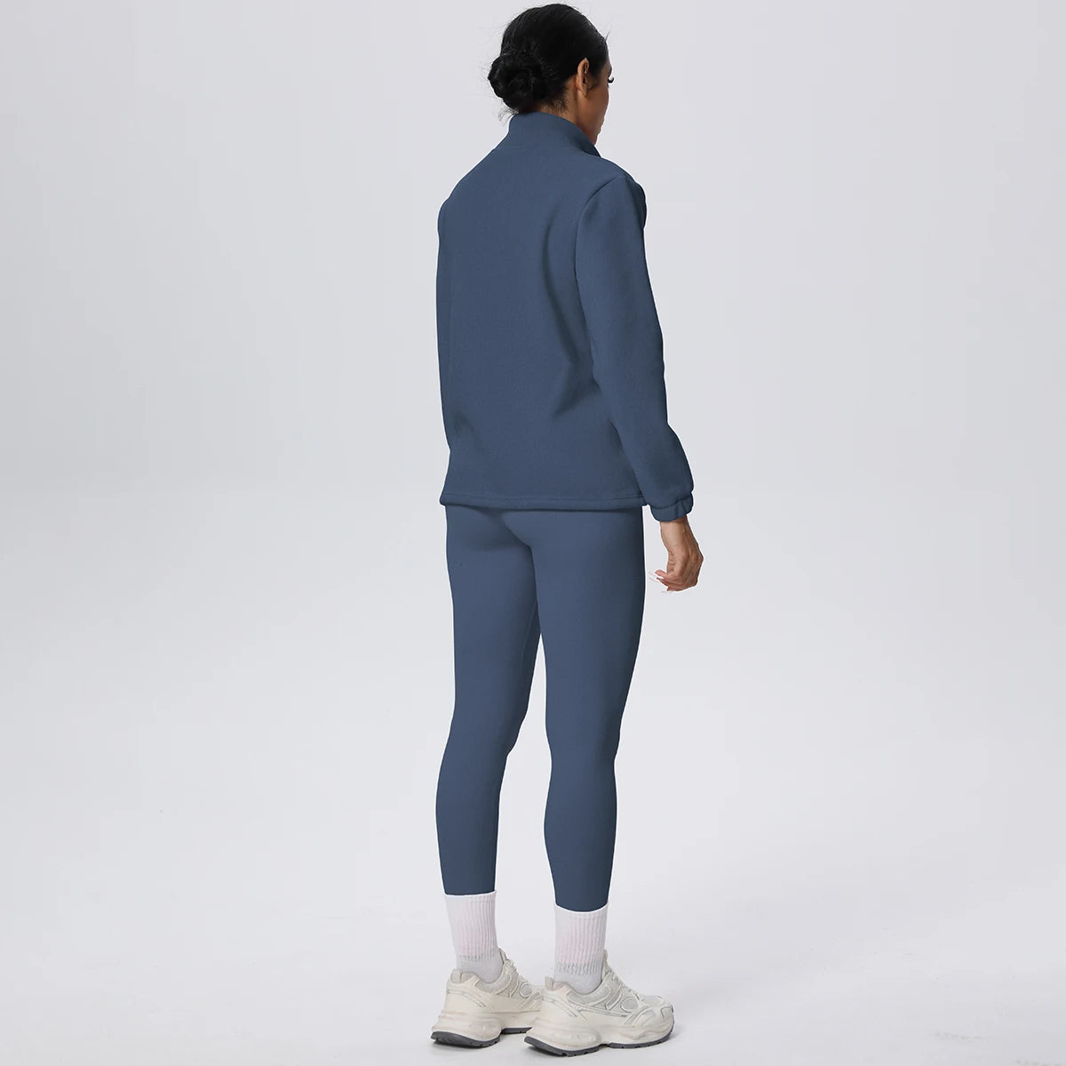 Damen Yoga-Set in dunkelblau: Zip-Jacke mit Stehkragen und Leggings mit weißen Bündchen