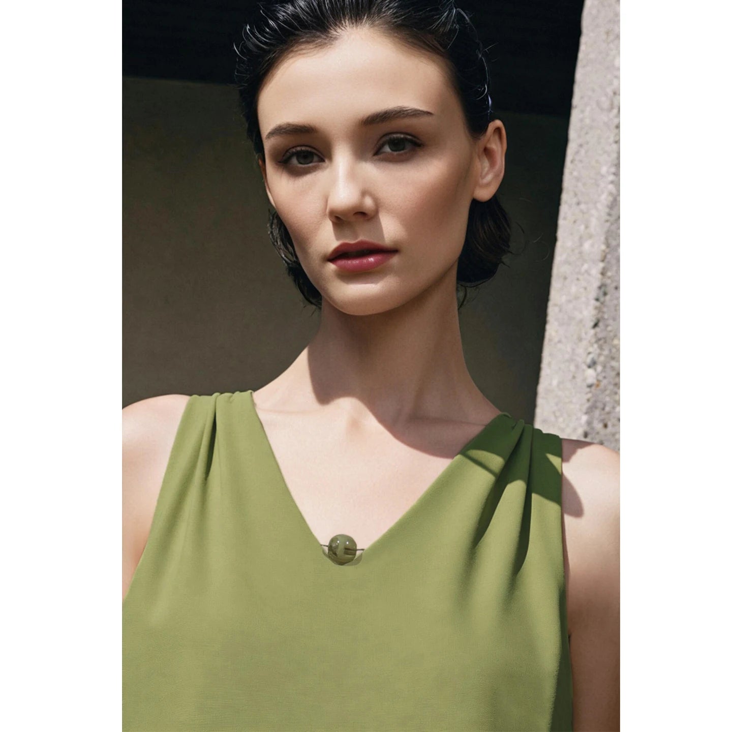 Elegantes Damenkleid Mit Perlendetails Und V-Ausschnitt