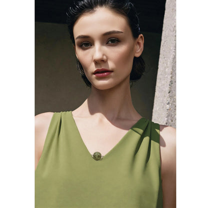 Elegantes Damenkleid Mit Perlendetails Und V-Ausschnitt